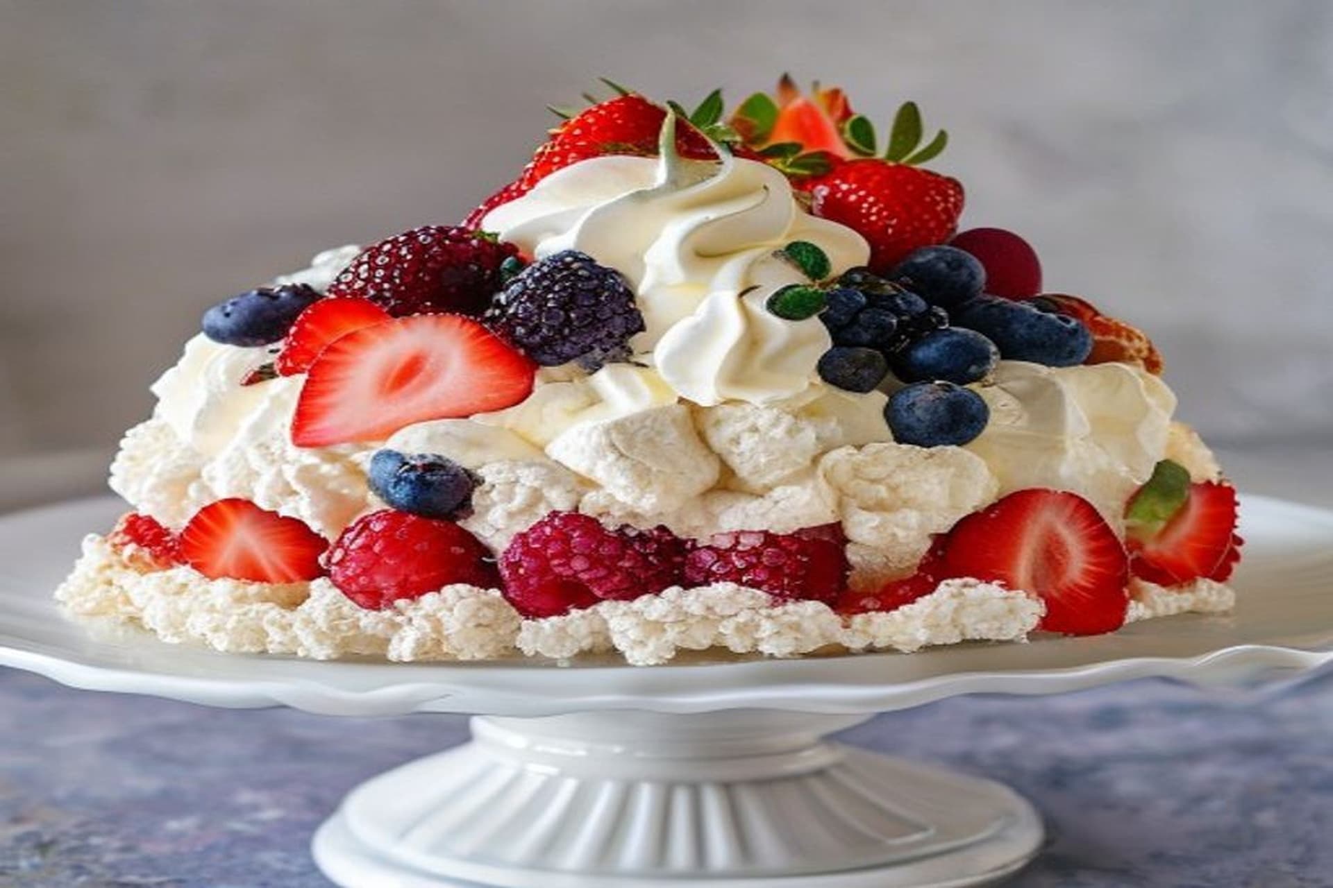 Receta de Pavlova de Frutos Rojos y Chantilly: La Nube Dulce Perfecta preparada paso a paso — fotografía editorial de RecetaDolce