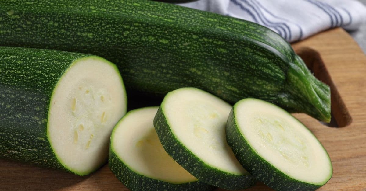 Receta de Bizcocho de calabacín con limón y almendra preparada paso a paso — fotografía editorial de RecetaDolce