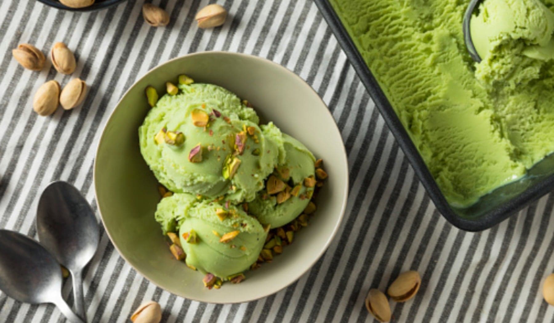 Receta de Helado de Pistacho Saludable preparada paso a paso — fotografía editorial de RecetaDolce